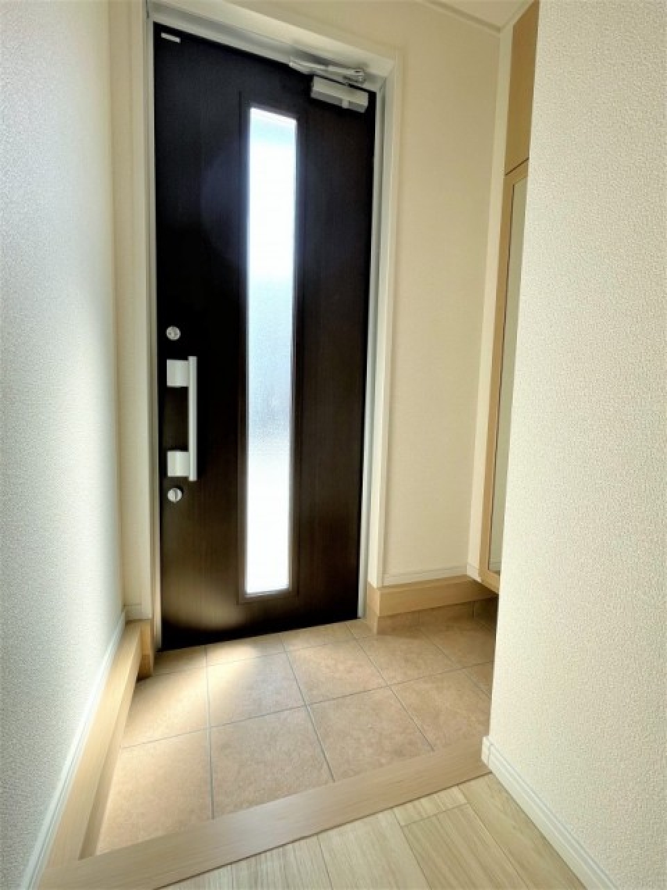 シューズボックス＆鏡付きの玄関。