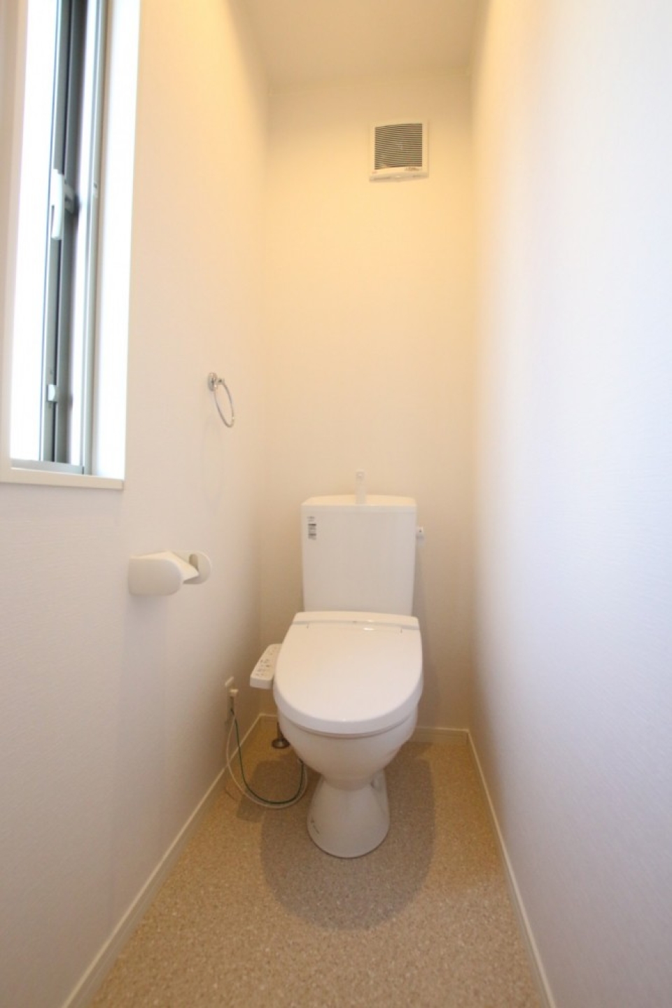 窓付きトイレ。