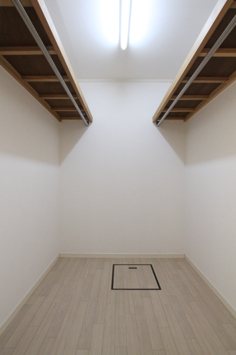 まさかこんなにも大きな収納があるとは...。