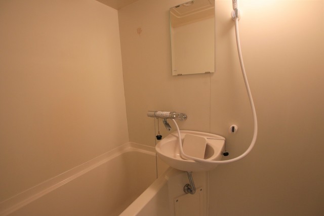 洗面台＆浴室。鏡付きです。