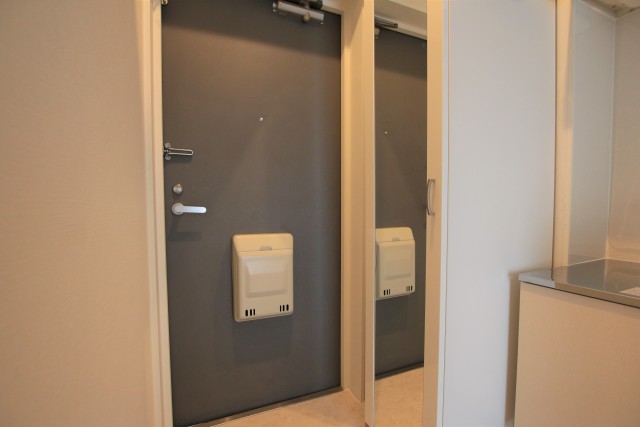 シューズボックス＆鏡付きの玄関。