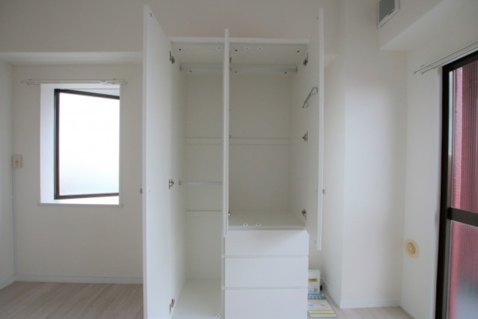 洋室にクローゼット付いています。