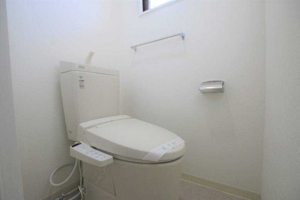 窓付きのトイレ。