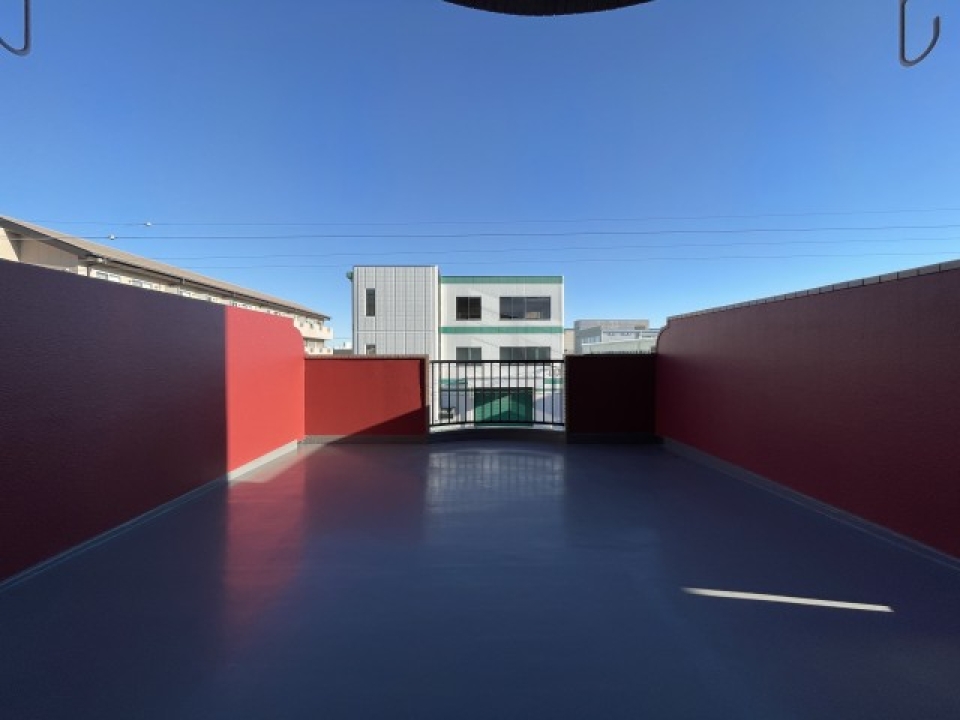 圧巻の広さのバルコニー。