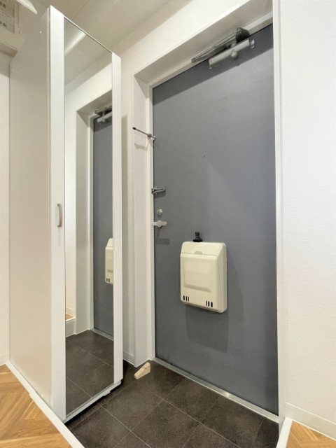 全身鏡付きのクローゼット付き。一人だったら十分な大きさ