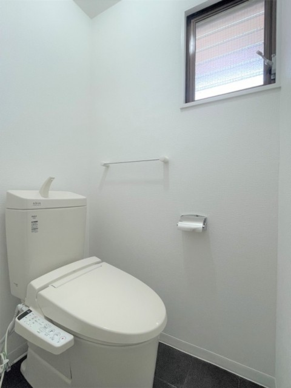 トイレには窓付きです