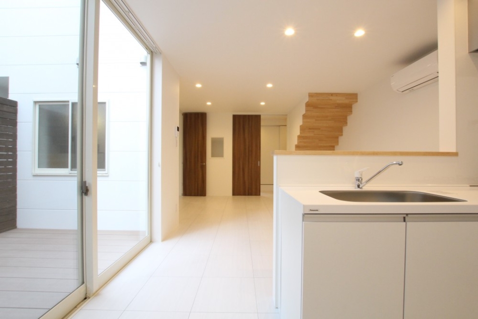 キッチン横の窓から燦々と陽が降り注ぐ。