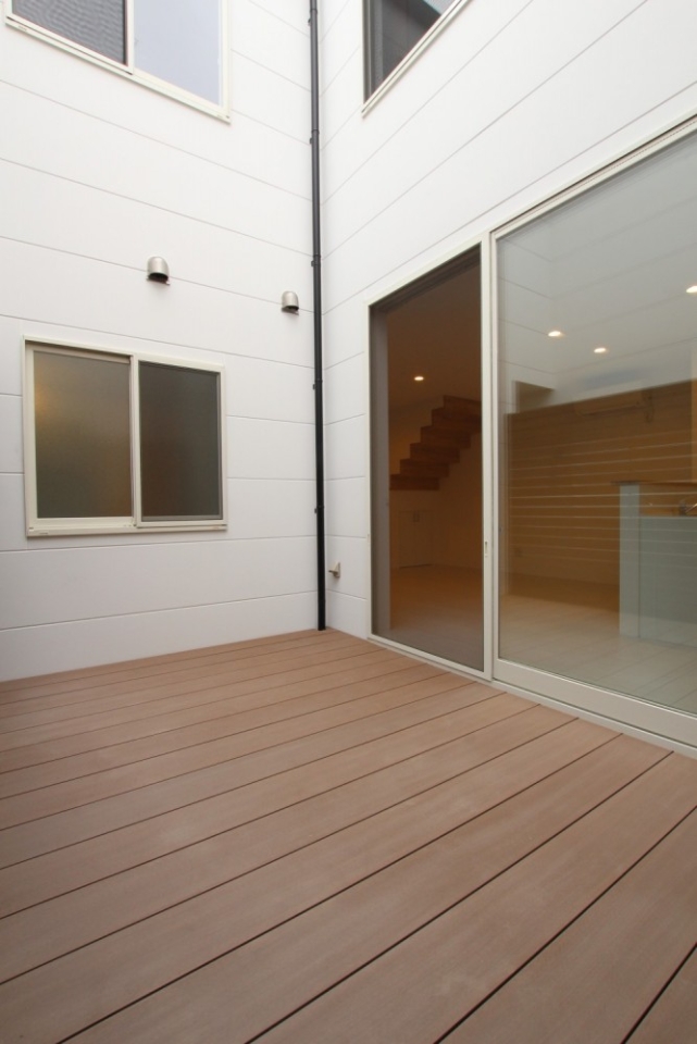 ウッドデッキスペースは約10帖程の広さ。