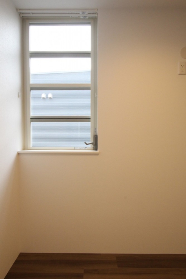 ガラスルーバ窓、スリットが太いので通風もGOOD。