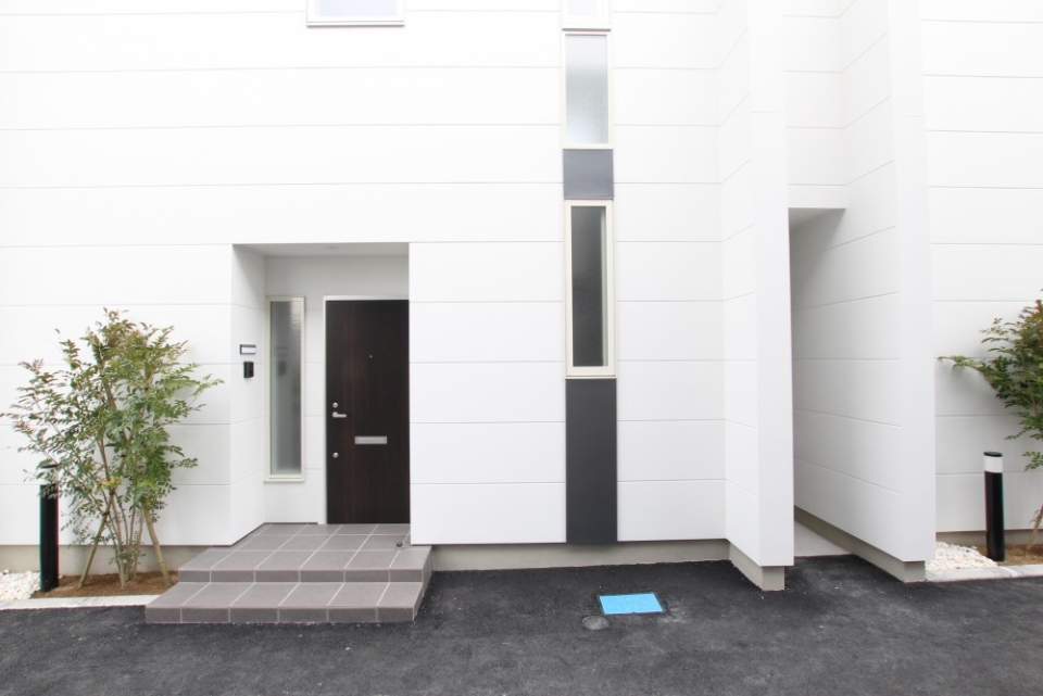 2戸が連なっているため「テラスハウス」でのご紹介になります。