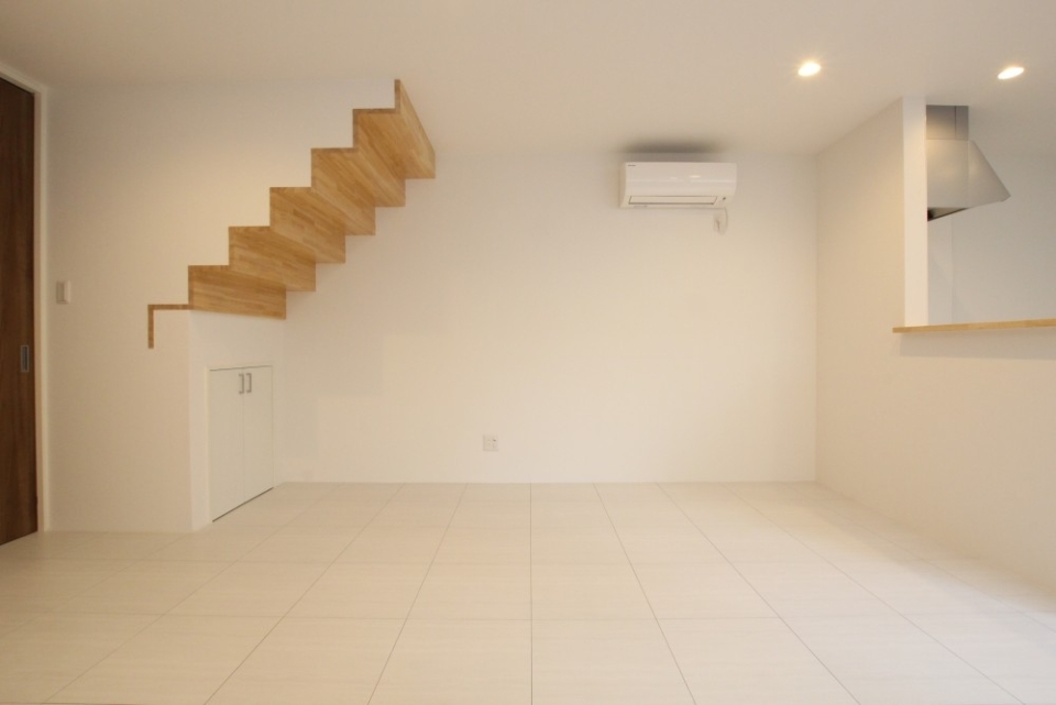 無になれそうな白1色のリビング空間。