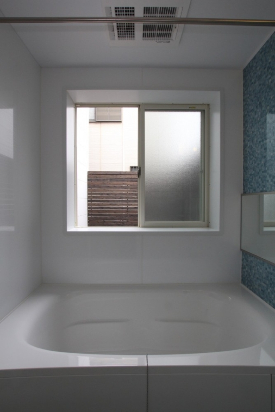 ウッドデッキで遊ぶ子を見ながらの入浴タイム。