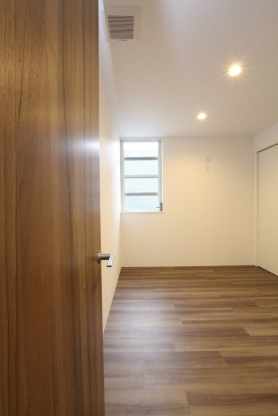 居室空間の照明はすべてダウンライトを使用。