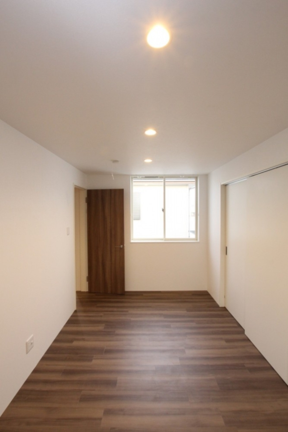 ダウンライトで天井がすっきりしています。