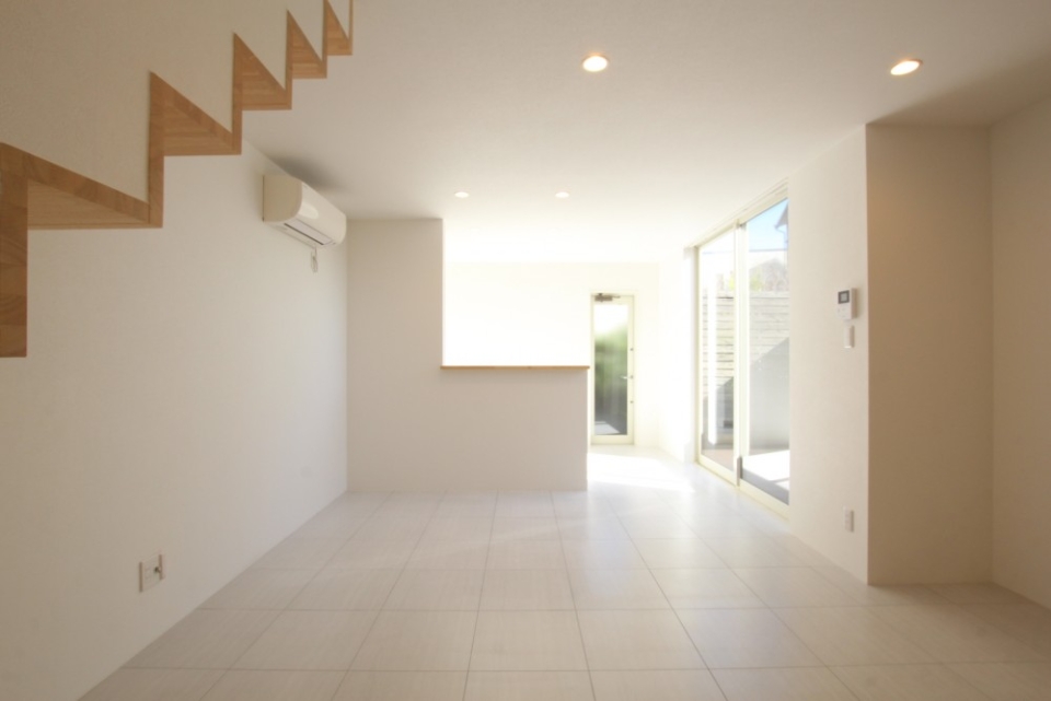 1階LDK空間は真っ白。