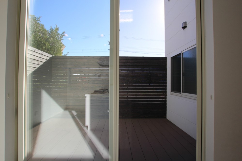 キッチンからウッドデッキを眺めてみた。