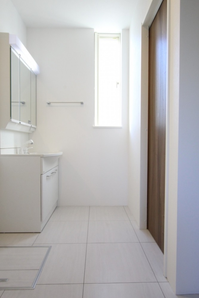 清潔感抜群の脱衣・洗面所。