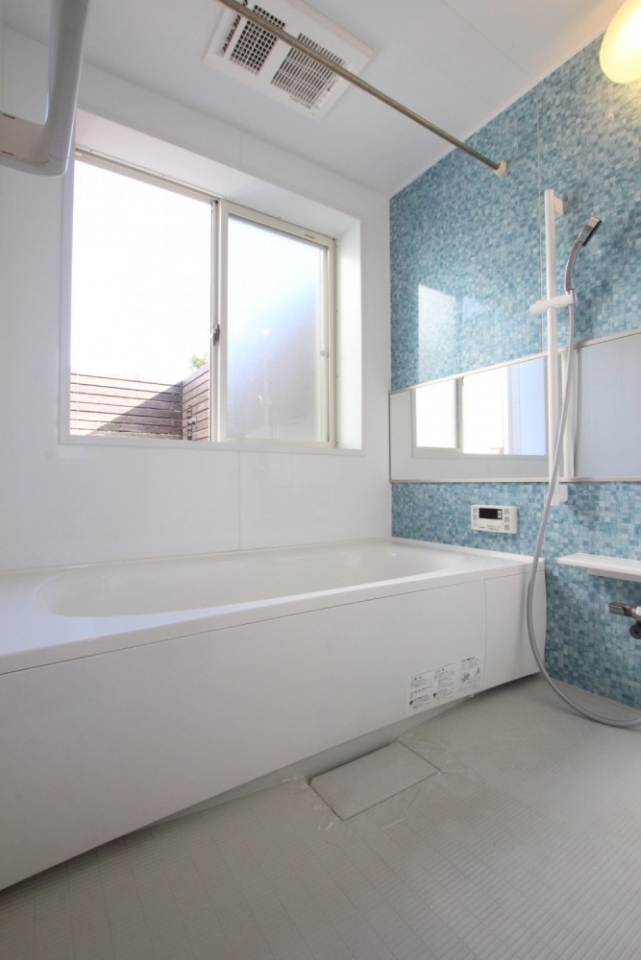 浴室窓からウッドデッキが見える。