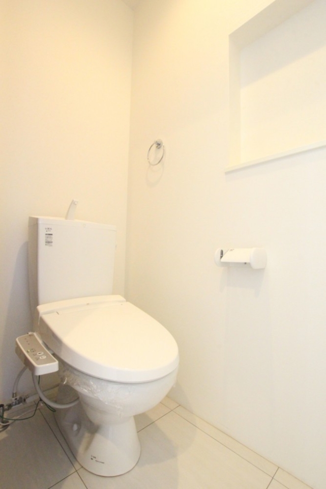 トイレはシャワートイレ付き。