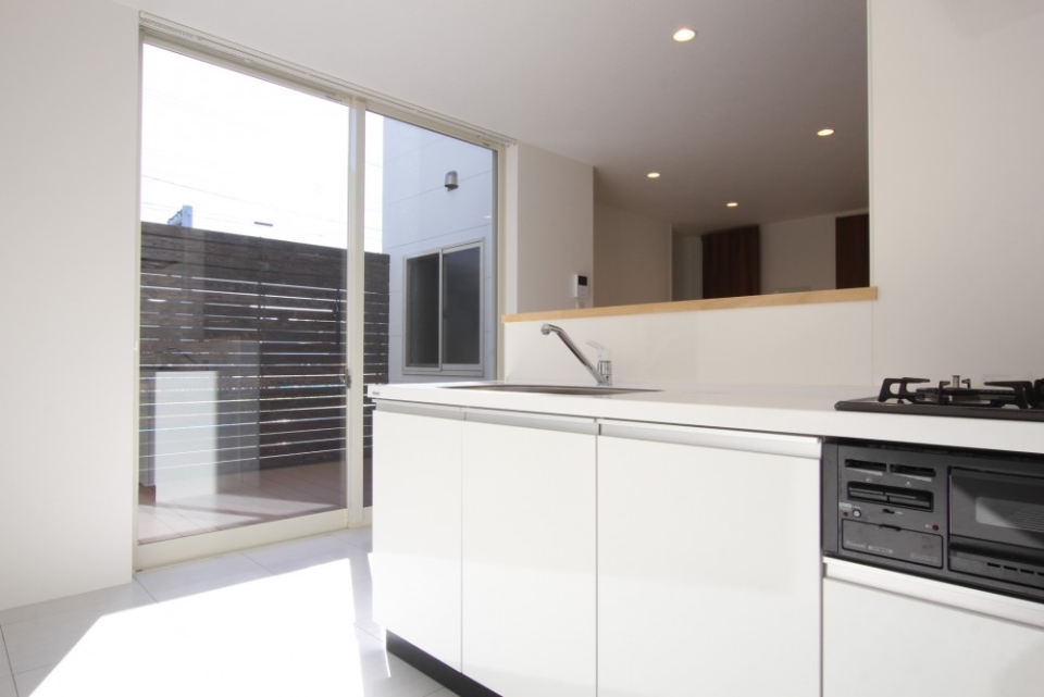 窓面に近いキッチン空間はいつも明るい。