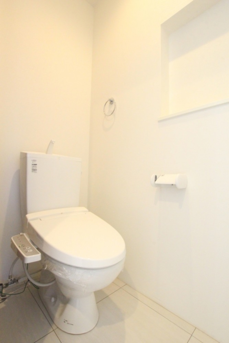 トイレはシャワートイレ付き。