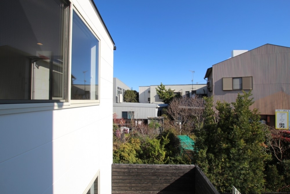 白い外観にはやっぱり青空が1番。