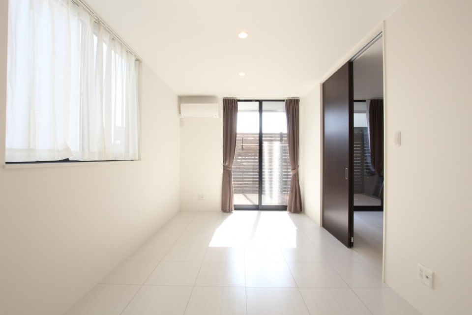 細長のLDK。白いフローリングは明るさが際立ちます