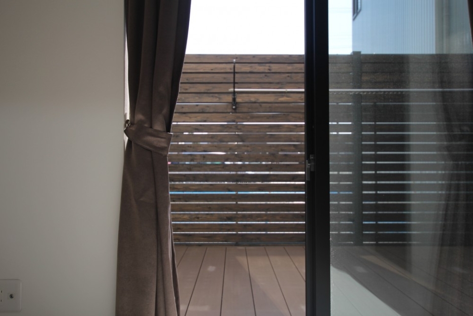 室内からウッドデッキを見てみた