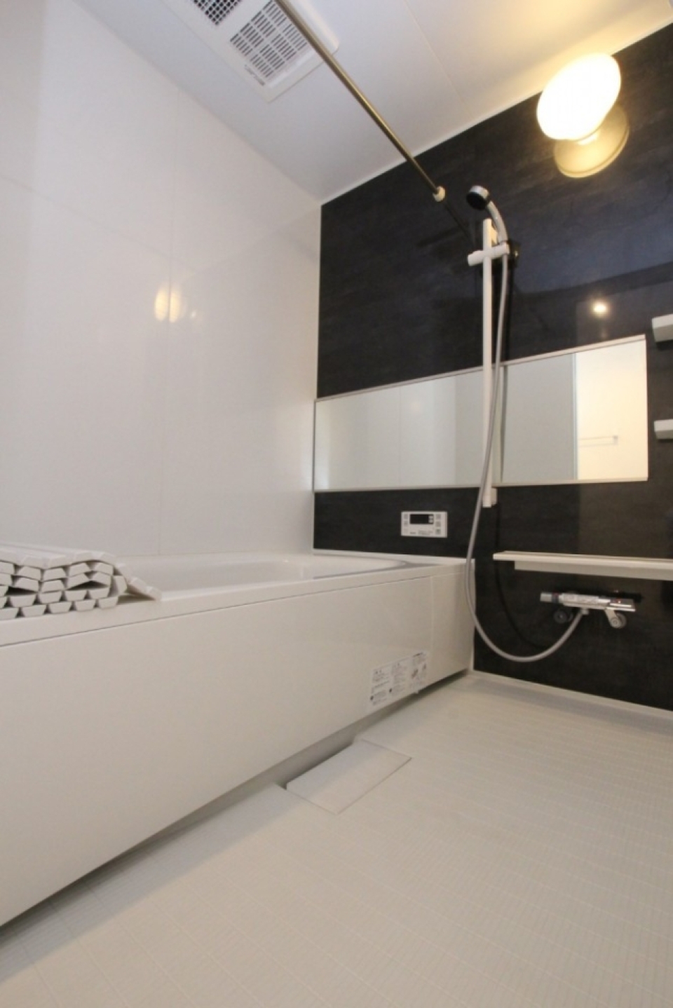 浴室。大きい鏡付き