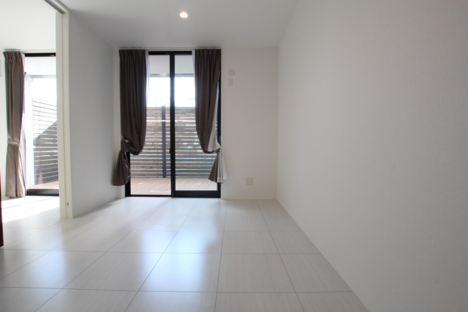 洋室は6帖。起きたらウッドデッキへ直行もできる