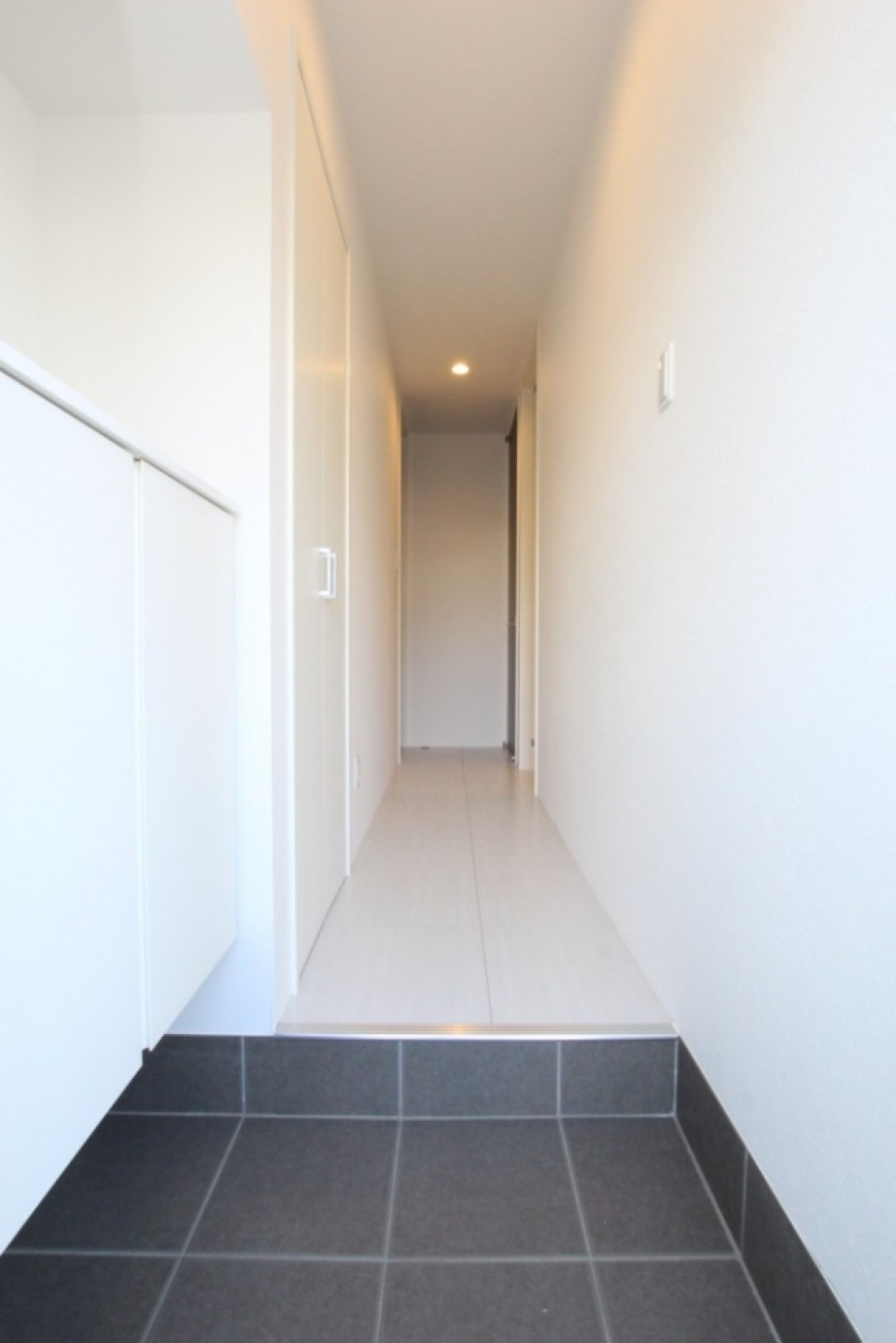 玄関。ミドルサイズのシューズBOXで圧迫感が少ない