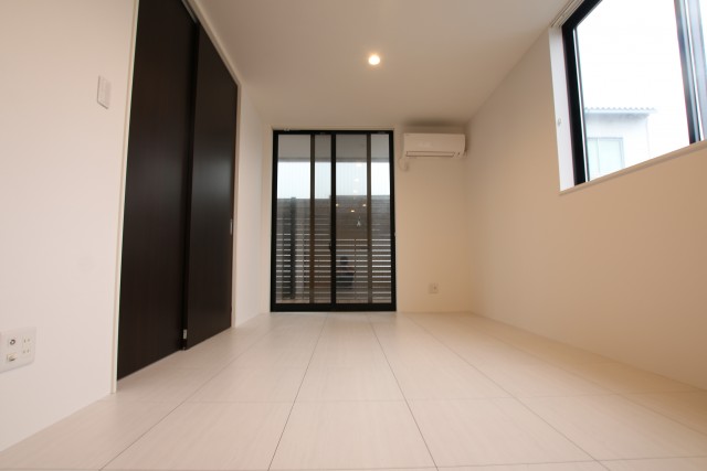 黒い扉の奥に洋室があります。