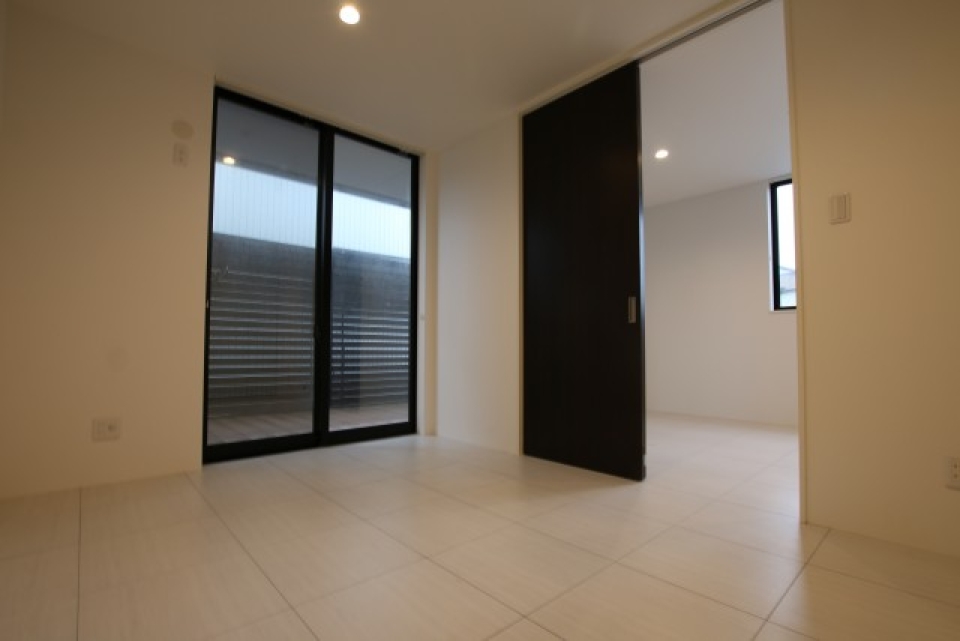 洋室からもウッドデッキへ行けます。