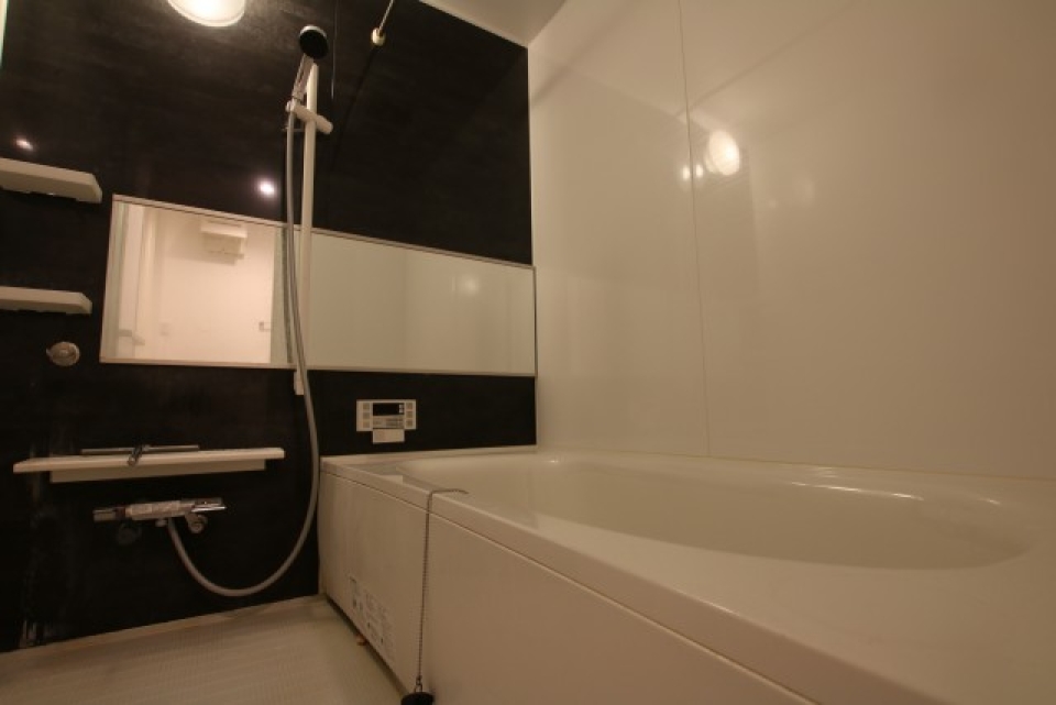 お風呂場は黒基調。