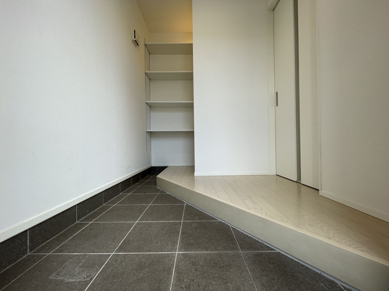 玄関は見せるシューズクローゼット付き