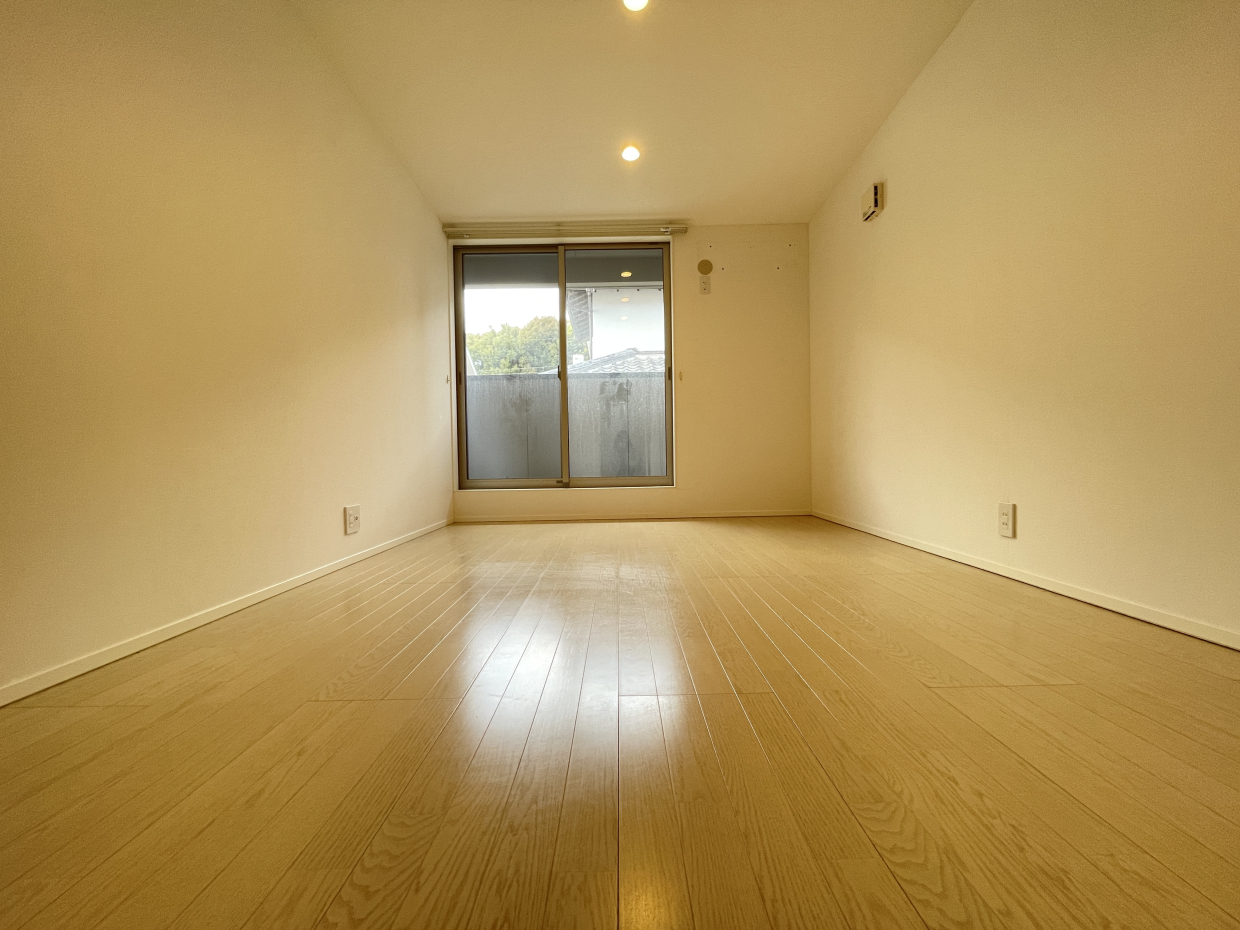 こちらはベランダ側の洋室