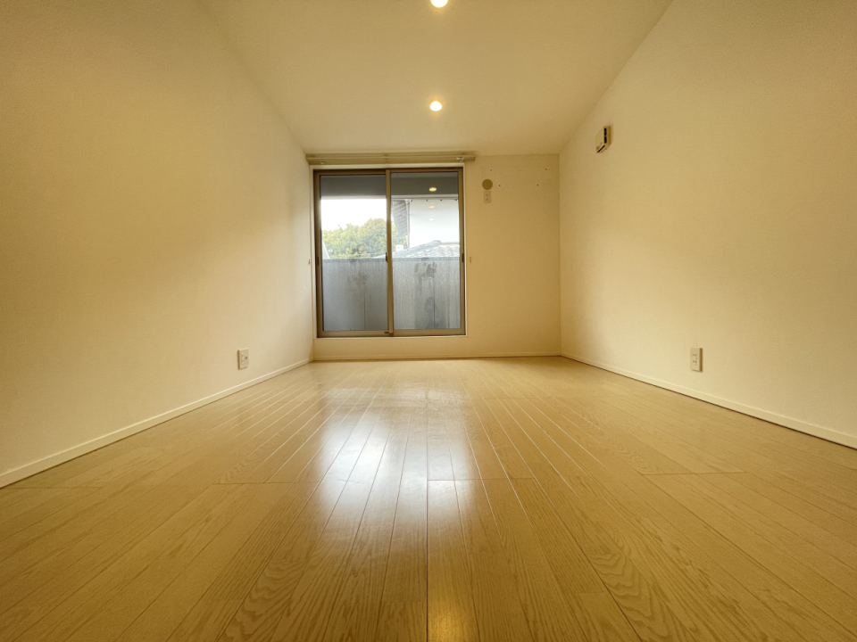 こちらはベランダ側の洋室