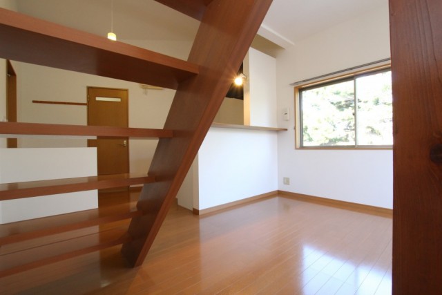 カウンターキッチンとおしゃれな階段が特徴のお部屋です