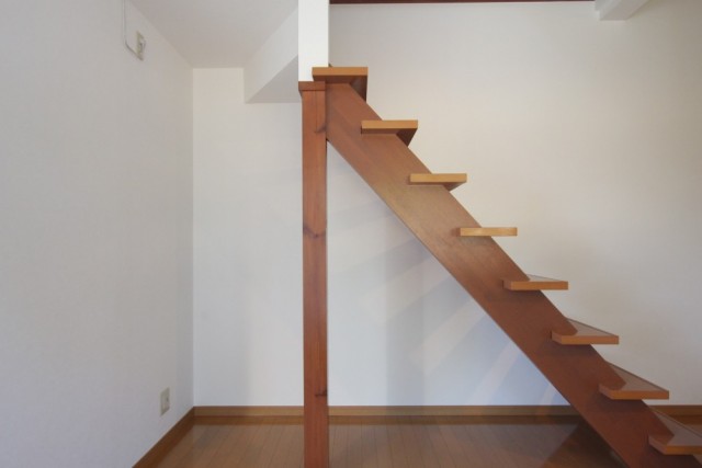 ロフトへの階段下スペースも有効活用をしよう