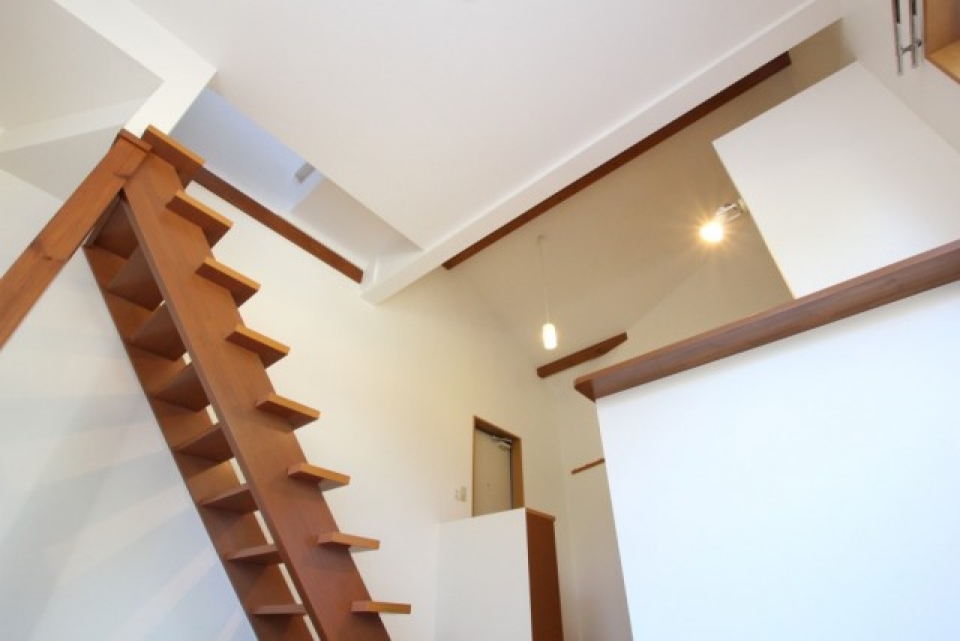 天井を見上げる