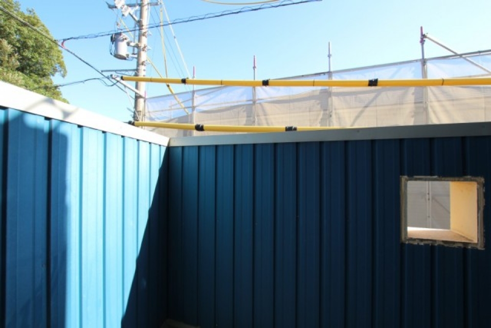 バルコニーの青色がお部屋のアクセントにもなっています