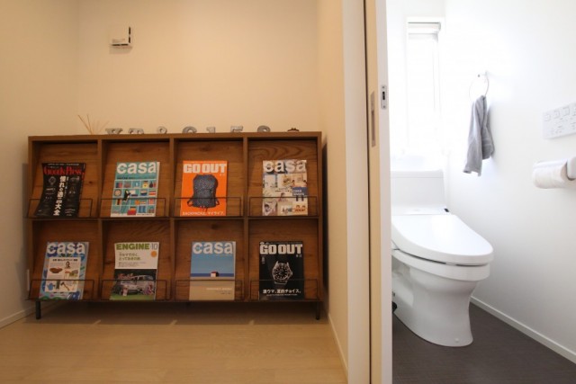 トイレの脇にマガジンラック。長居しないようにね！