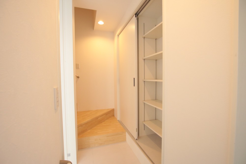１階の廊下には大容量の収納があります