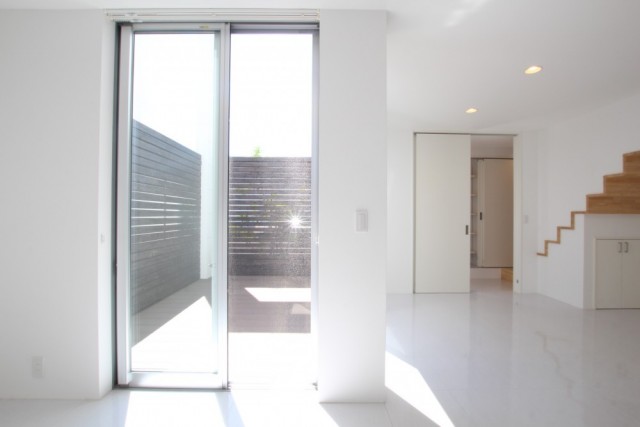 白のデザイン&times;ダウンライトで空間がより広く感じます。