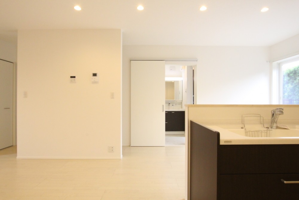 ダウンライトでスッキリしたLDK。