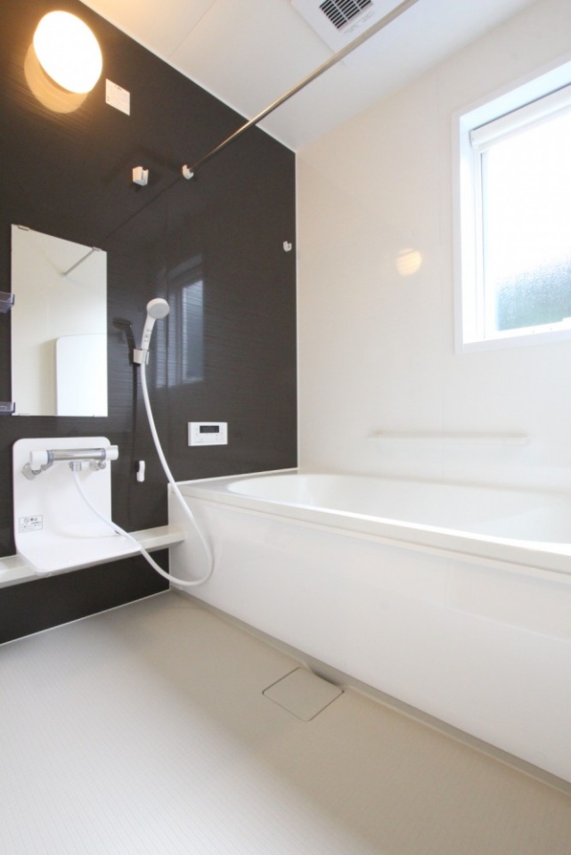 浴室もモノトーンカラー、1坪風呂で広々。