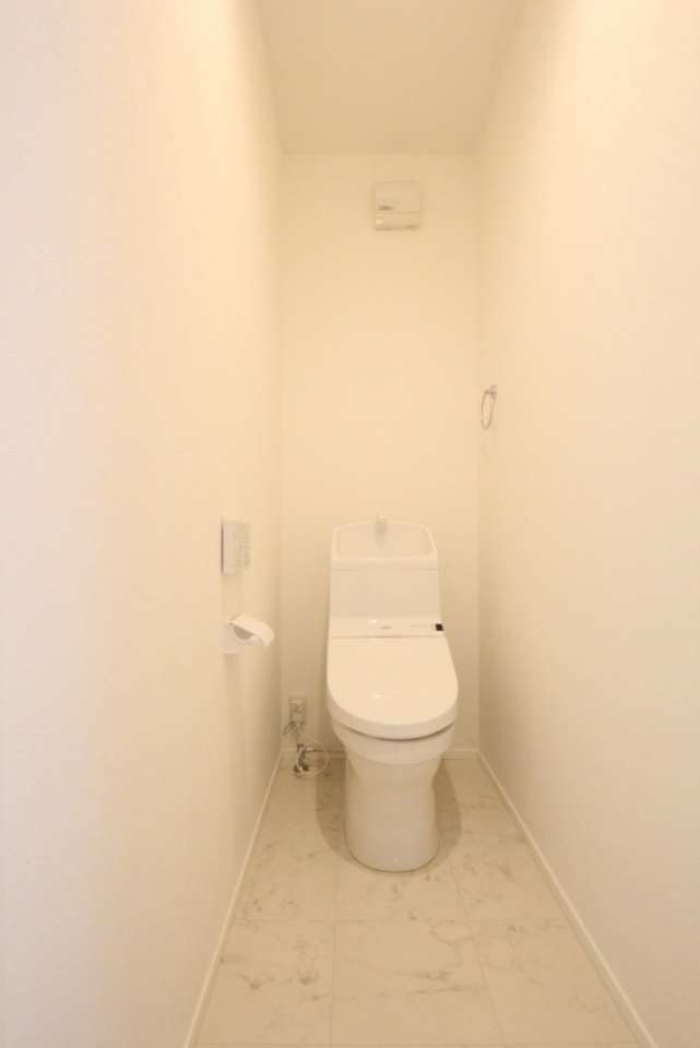 コンパクトでシンプルトイレは、シャワートイレ付き。