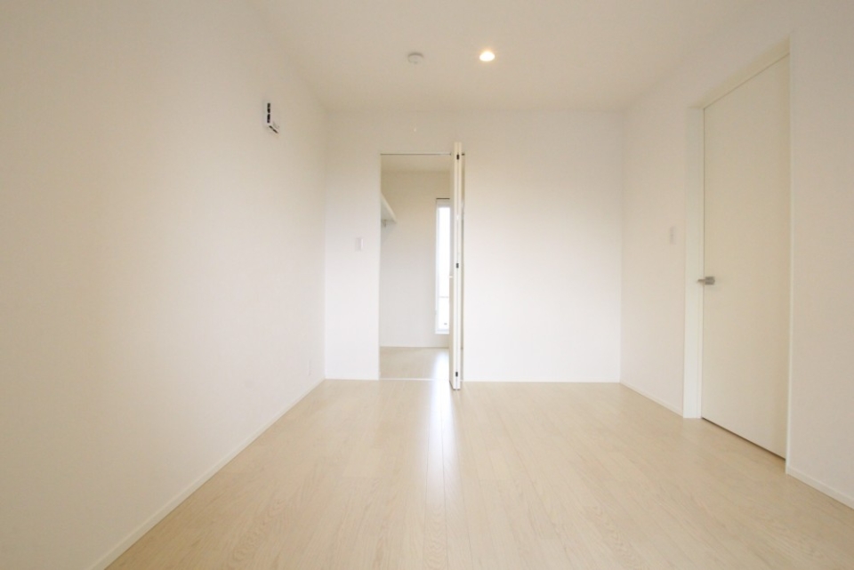 シンプルがいい、天井スッキリの「ダウンライト照明」。