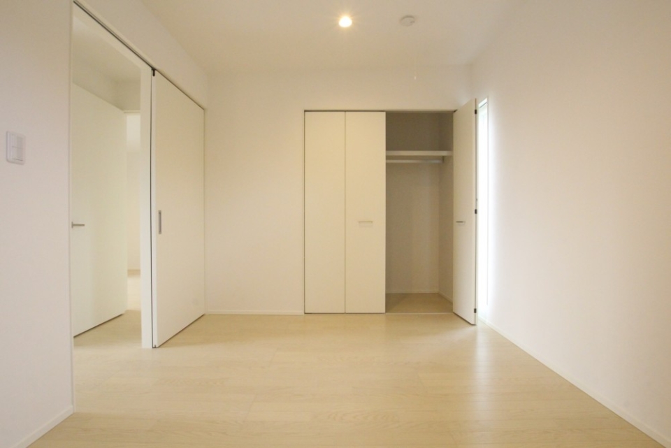 引き戸で開口部が広い寝室。