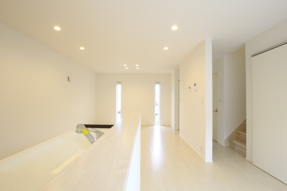 2本の光がリビングを照らします。